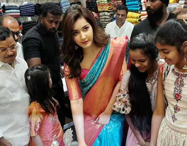 Rashi Khanna Opens Shopping Mall in Proddatur